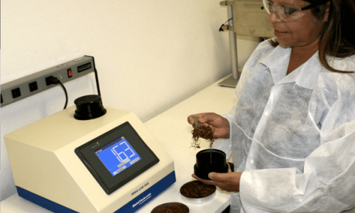 Mulher realiando teste de percentagem do solo natural em um laboratório